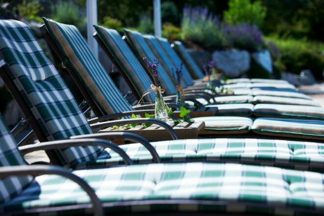 Ruhe & Entspannung am Pool & im Garten