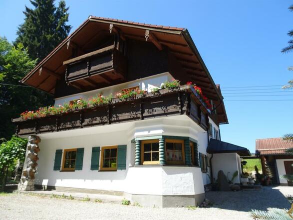 villa_im_wald_front