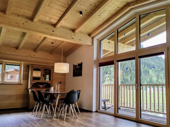 Wohnraum und Balkon