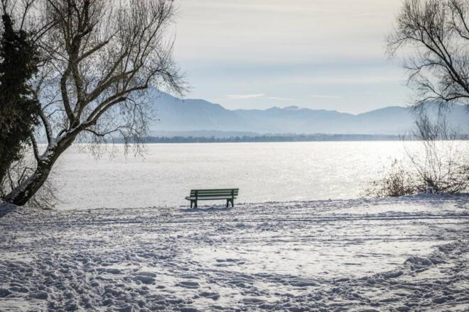 Blick von der Fraueninsel zur Herreninsel mit Alpenpanorama im Hintegrund