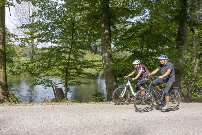 Radler an der Amper bei Fürstenfeldbruck