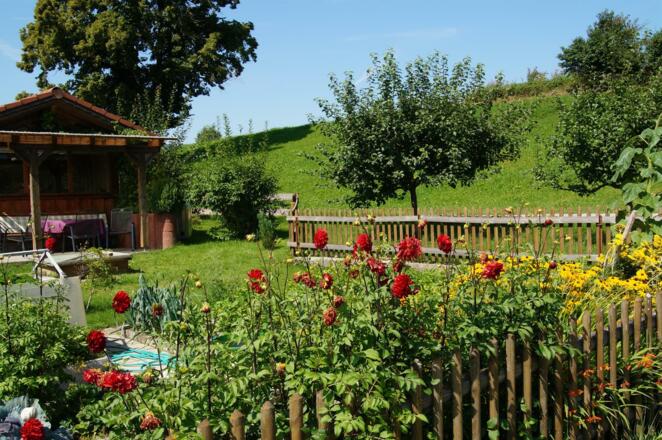 Blumen- und Gemüsegarten mit Gartenhaus
