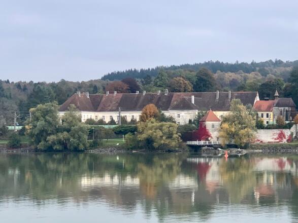 Stift Säusenstein am rechten Donauufer