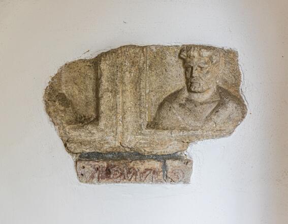 Fragment eines römischen Grabsteines