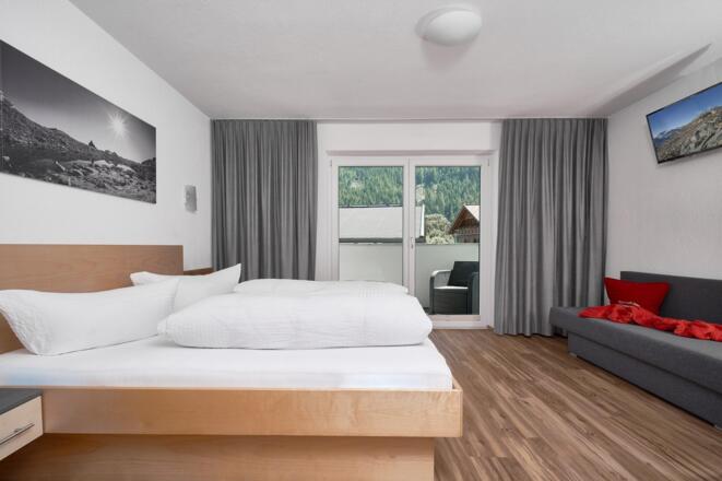 Schlafzimmer mit Dusche/WC
