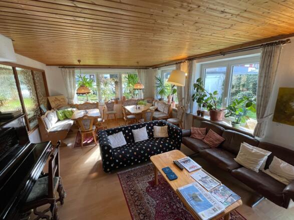 Frühstücksraum mit gemütlicher Sitzgelegenheit