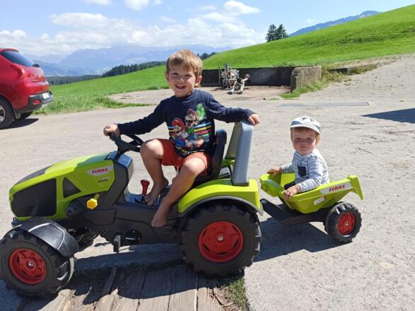 Eine Runde Trettraktor fahren