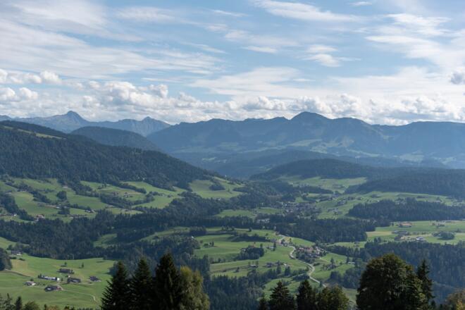 Ausblick Richtung Hittisau und Krumbach vom Dorfplatz Sulzberg