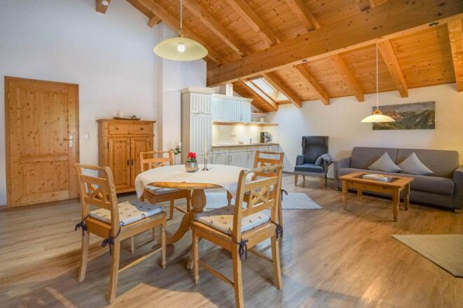 Wohnzimmer mit Esstisch