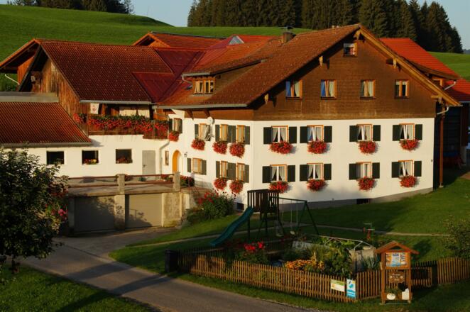 Hofansicht bei Sonnenaufgang