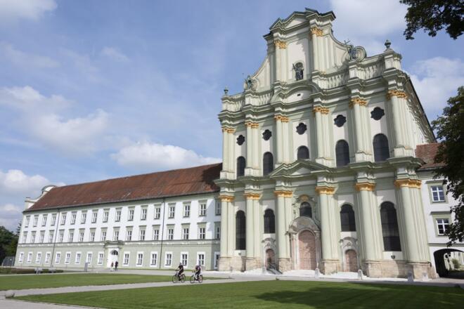 Radler vor der Klosterkirche in Fürstenfeldbruck