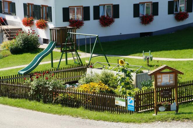 Gartenansicht mit Spielplatz