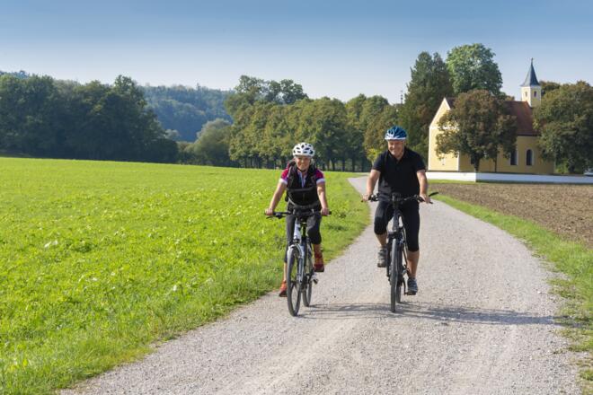Radler mit Kapelle St. Vitus bei Schöngeising