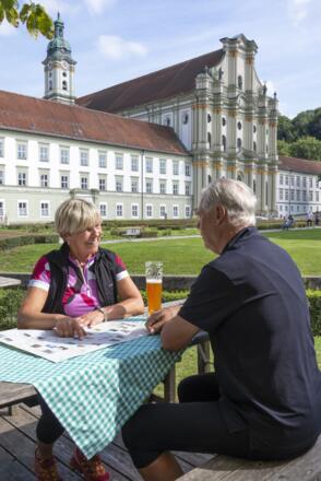 Radler im Biergarten vor der Klosterkirche Mariä Himmelfahrt in Fürstenfeldbruck