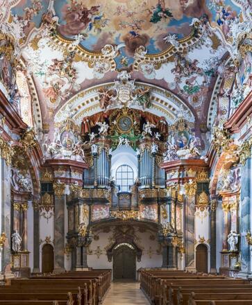 Stiftskirche Wilhering, Orgeltrakt und Engel