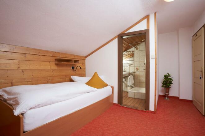 Einzelzimmer mit Badezimmer