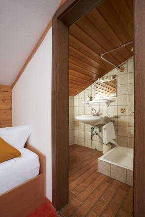 Einzelzimmer mit Badezimmer