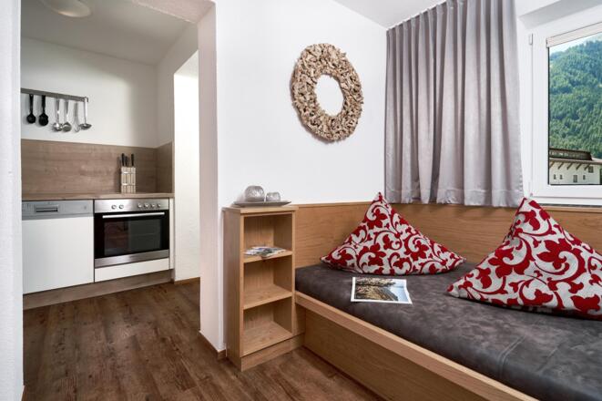 Wohn- und Esszimmer mit Zugang zur Küche/Terrasse