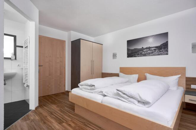 Schlafzimmer mit Dusche/WC
