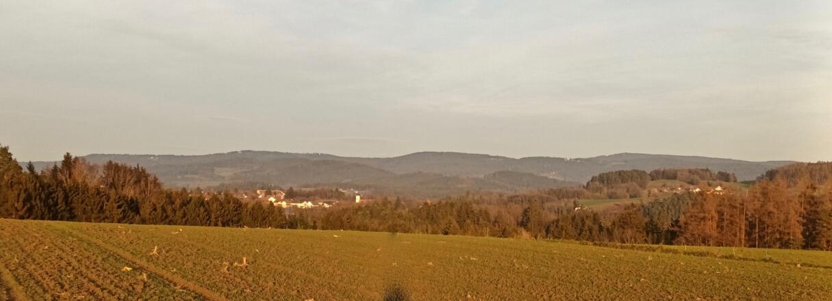 Ausblick bei Weingarten nach Mitterfels und Vorderen Bayerischen Wald