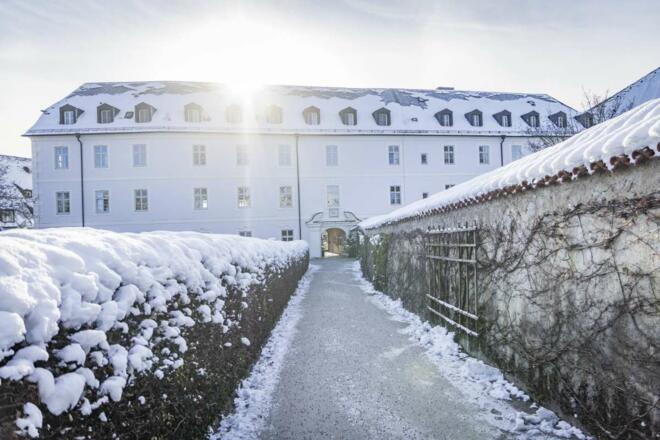 Blick zum Klosterfrauenwörth mit dem Klosterladen