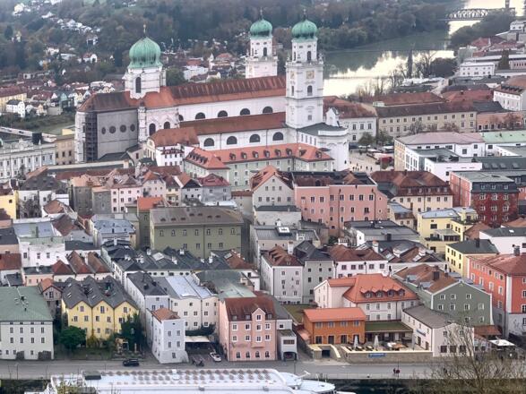 Die Altstadt von Passau von der Veste Oberhaus am Georgsberg in Passau aus gesehen