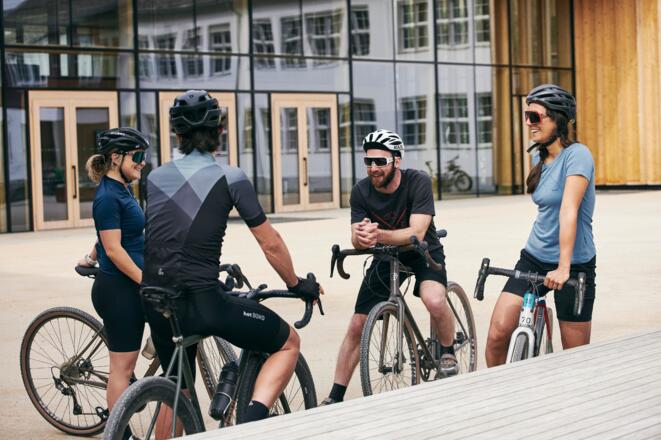 Gravelbiker vor dem Dorfaal Mellau