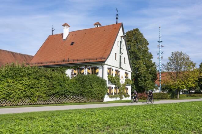 Radler vorm Zellhof bei Schöngeising