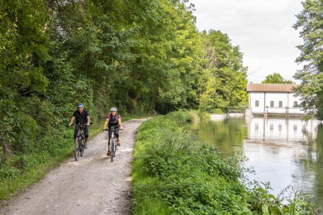 Radler am Mühlbach in Olching