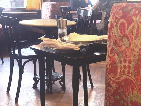 Cafe Sperl Möbel