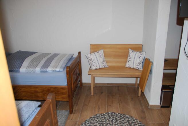 Bank mit Wand-Klapptisch