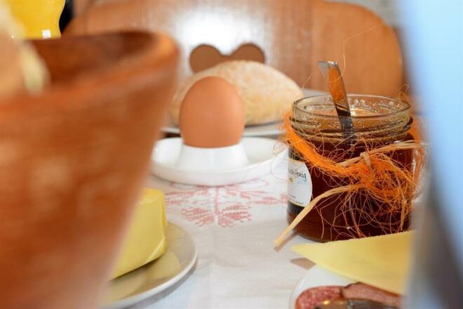 Frühstücksei frisch aus dem Hühnerstall