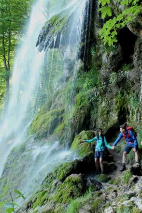 Wanderer am Uracher Wasserfall