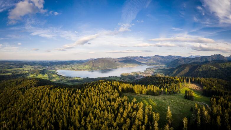 Die Holzeralm im Hintergrund der Tegernsee