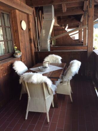 Gemütlicher und großer Balkon