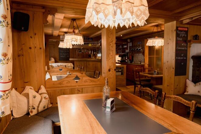 Gaststube Blick zur Bar