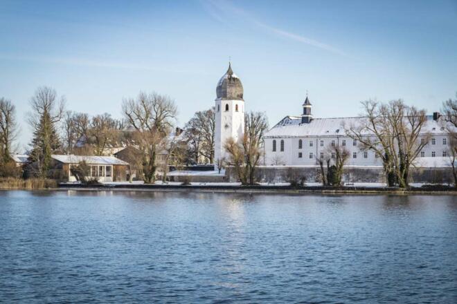 Blick zum Kloster Frauenwörth im Winter