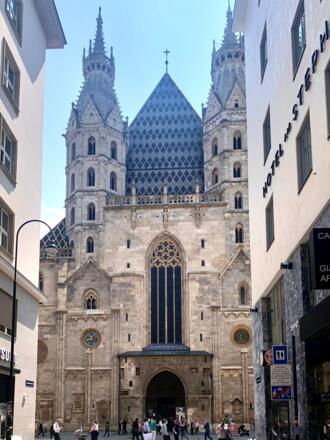 Wien Stephansdom Mittelachse mit flankierenden Heidentürmen