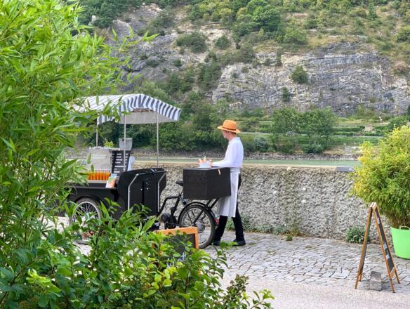 Kaffee am Donauradweg in der Wachau