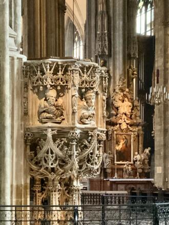Spätgotische steinerne Kanzel im Stephansdom in Wien