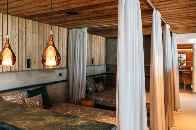 Ruhebereich mit Wasserbetten im See-Spa