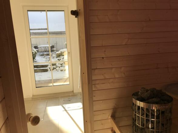 Blick aus der Sauna in den Garten