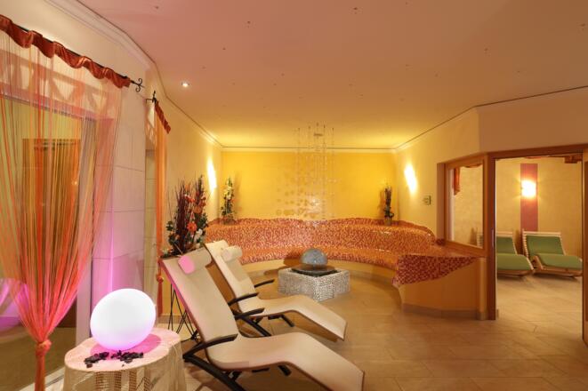 Wellnessbereich - Ruhebereich mit Wärmebank