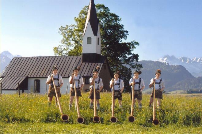 Alphornblaeser im Allgäu