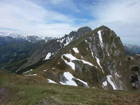 Blick hinunter in den Sattel und zum Draugstein