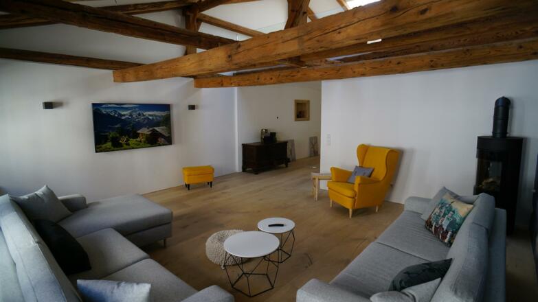 Wohnbereich mit 65' Smart-TV