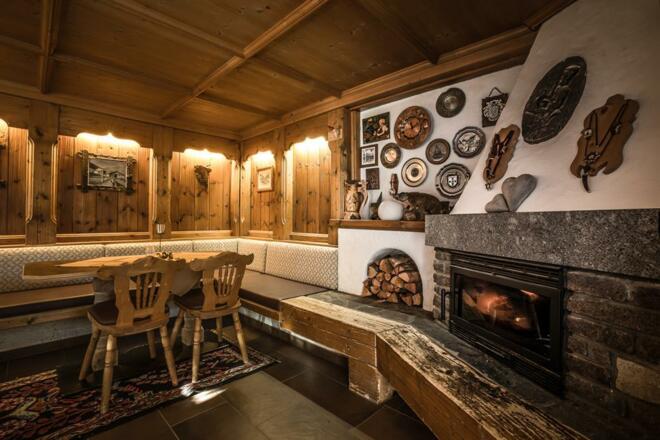 Hausbar mit offenem Kamin