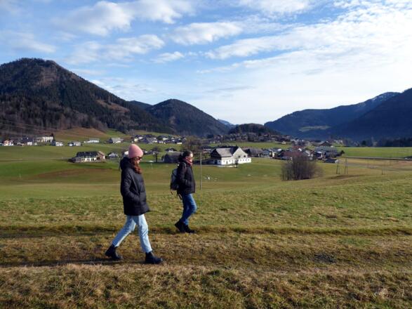 Der Rundweg führt vom Kugelberg hinüber zum Fuß des Schmiedhorns (im Bild links).