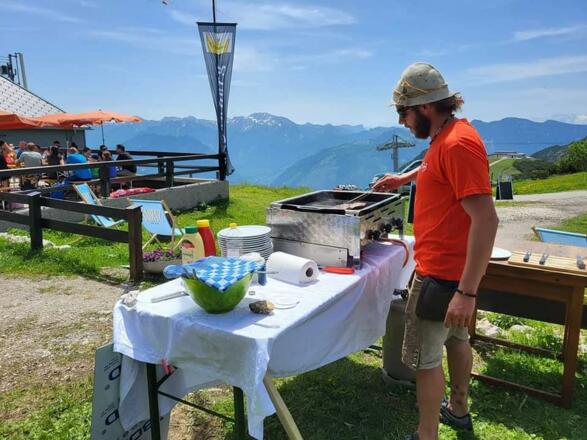 der Wirt kocht selbst vor der Hütte