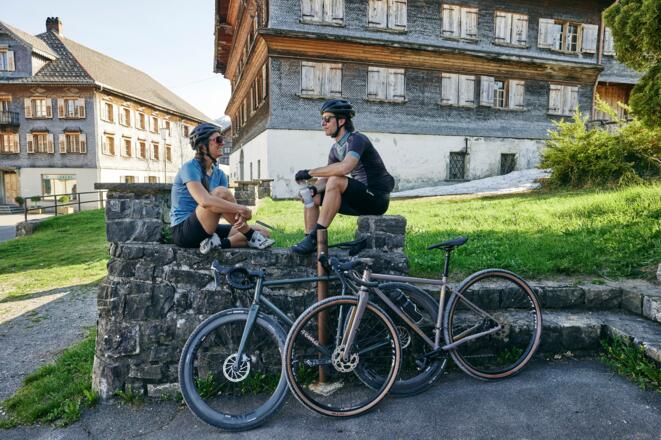 Gravelbiker bei einer Pause in Schwarzenberg